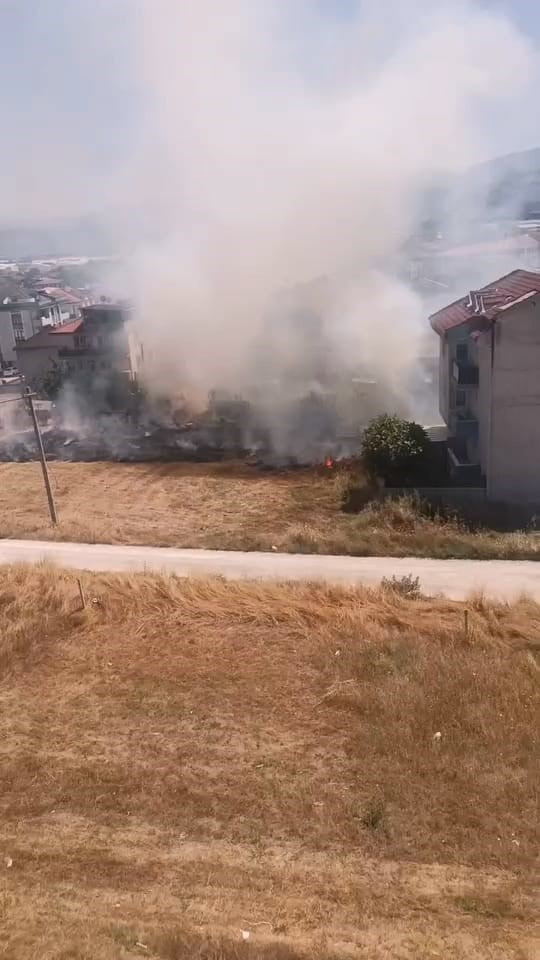 İNEGÖL İLÇESİNDE ÇIKAN ANIZ YANGININDA YAKLAŞIK 20 DÖNÜMLÜK TARIM ARAZİSİ ZARAR GÖRDÜ.