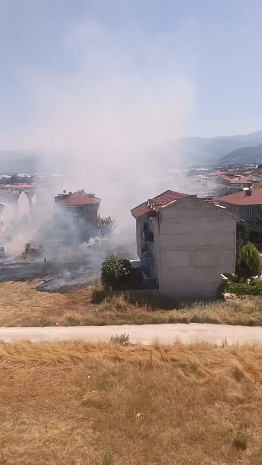 İNEGÖL İLÇESİNDE ÇIKAN ANIZ YANGININDA YAKLAŞIK 20 DÖNÜMLÜK TARIM ARAZİSİ ZARAR GÖRDÜ.