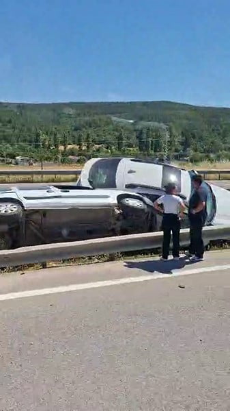 İNEGÖL İLÇESİNDE KONTROLDEN ÇIKAN İKİ ARAÇ REFÜJDEKİ BARİYERLERİN ARASINA SAPLANARAK...