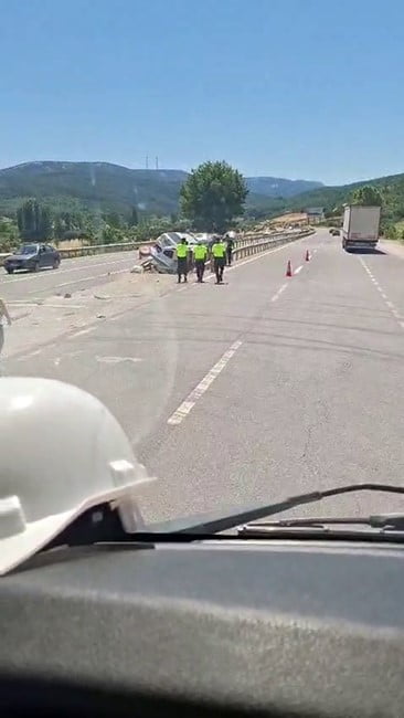 İNEGÖL İLÇESİNDE KONTROLDEN ÇIKAN İKİ ARAÇ REFÜJDEKİ BARİYERLERİN ARASINA SAPLANARAK...