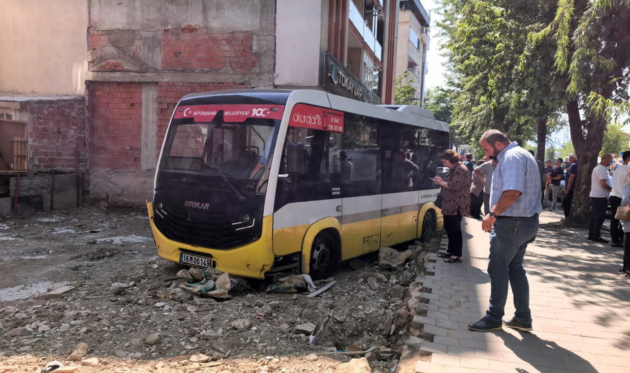 İNEGÖL İLÇESİNDE KONTROLÜ KAYBEDİLEN ÖZEL HALK MİNİBÜSÜ KALDIRIMA ÇIKARAK İŞ YERİNE ÇARPTIKTAN...
