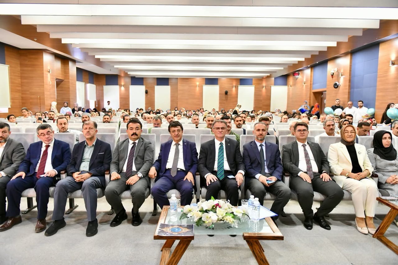 İPEKYOLU İLÇE MÜFTÜLÜĞÜNE BAĞLI AİŞE-İ SIDDIKA KIZ KUR'AN KURSU’NDA "KORO SİSTEMİ İLE HAFIZLIK"...
