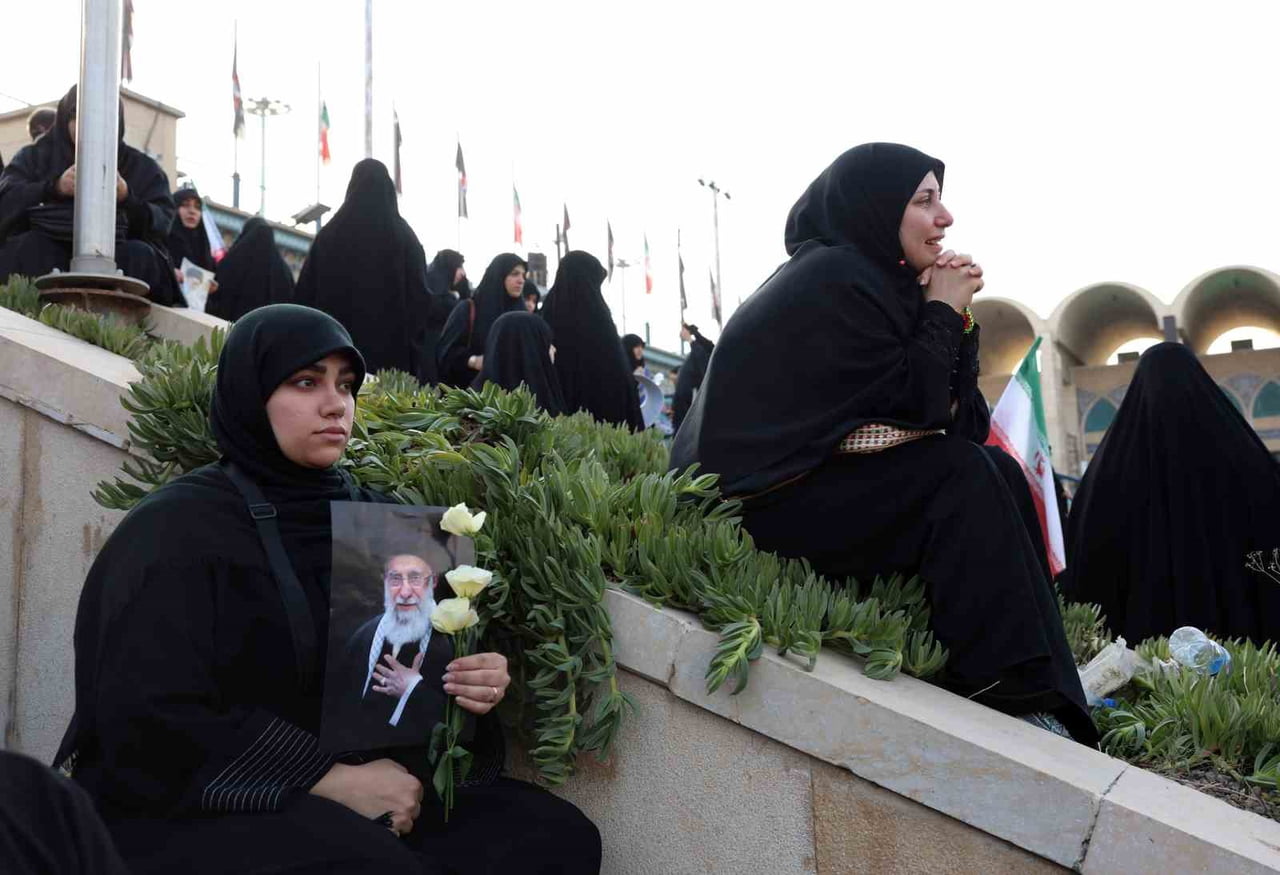 İRAN’DA BİNLERCE KİŞİ HAMANEY’İN CENAZE TÖRENİ İÇİN TOPLANDI
