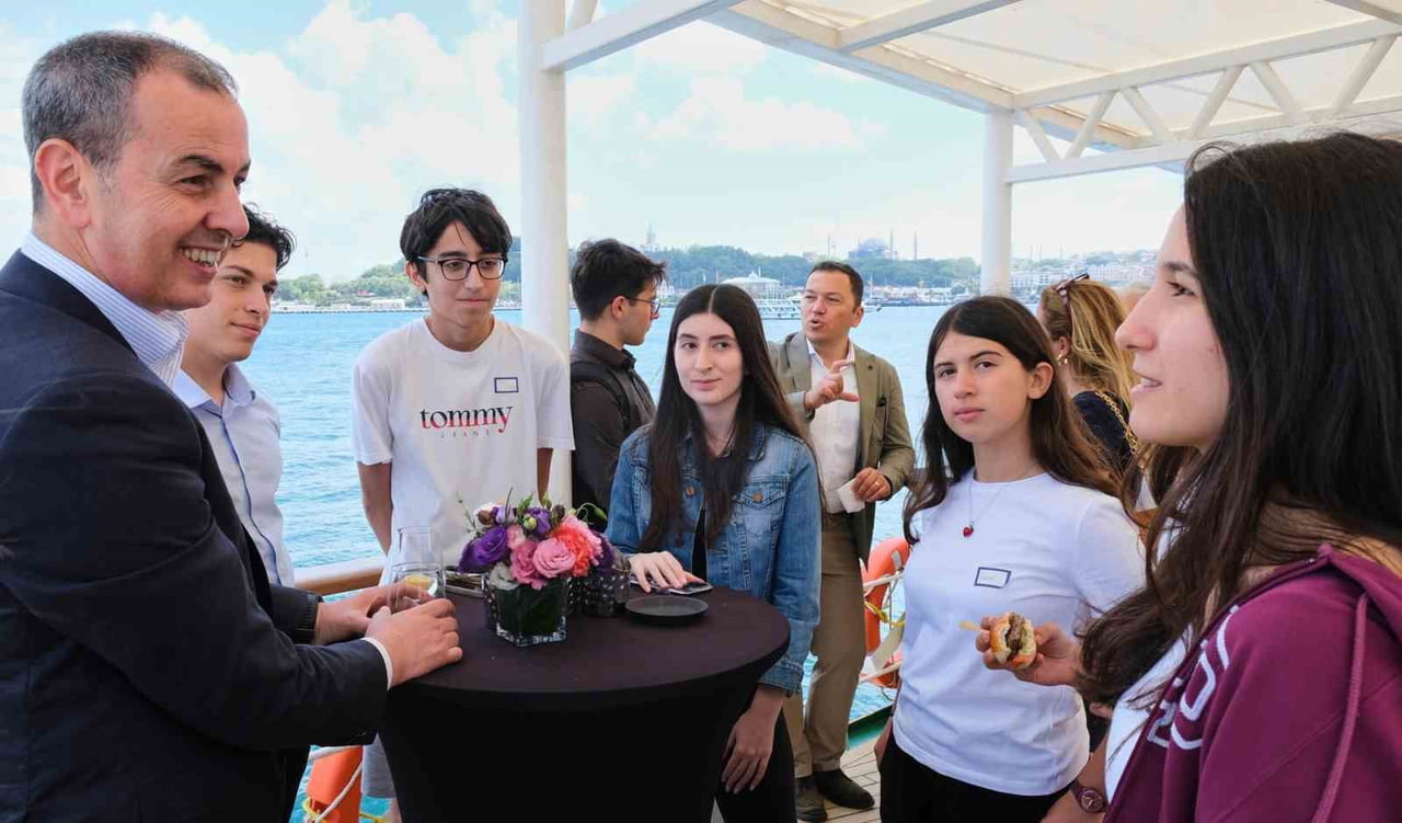 İŞ BANKASI GENEL MÜDÜRÜ HAKAN ARAN, WORKUPONBOARD’A DAHİL OLAN GİRİŞİMCİ ADAYI GENÇLERLE...