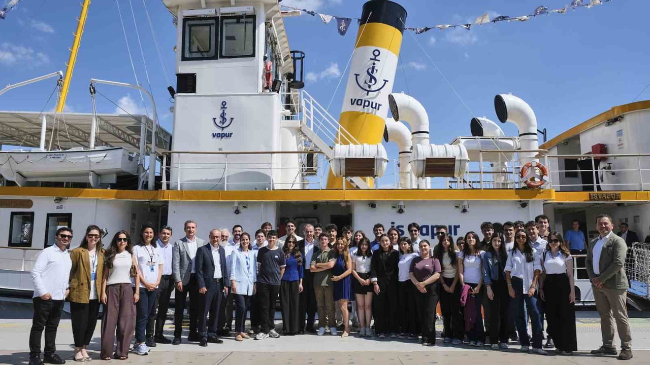 İŞ BANKASI GENEL MÜDÜRÜ HAKAN ARAN, WORKUPONBOARD’A DAHİL OLAN GİRİŞİMCİ ADAYI GENÇLERLE...