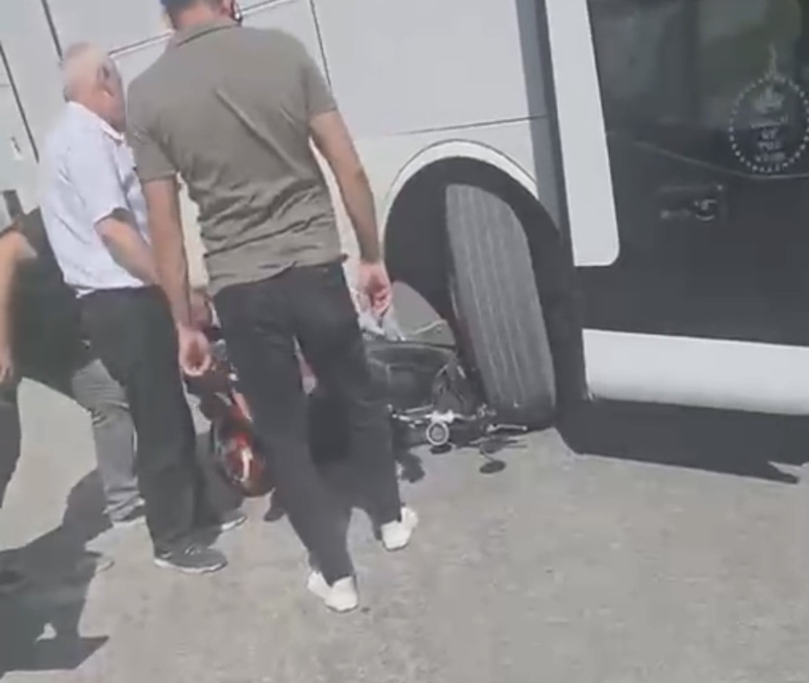 İŞÇİ SERVİSİNİN TEKERİNİN ALTINDA KALAN MOTOSİKLET