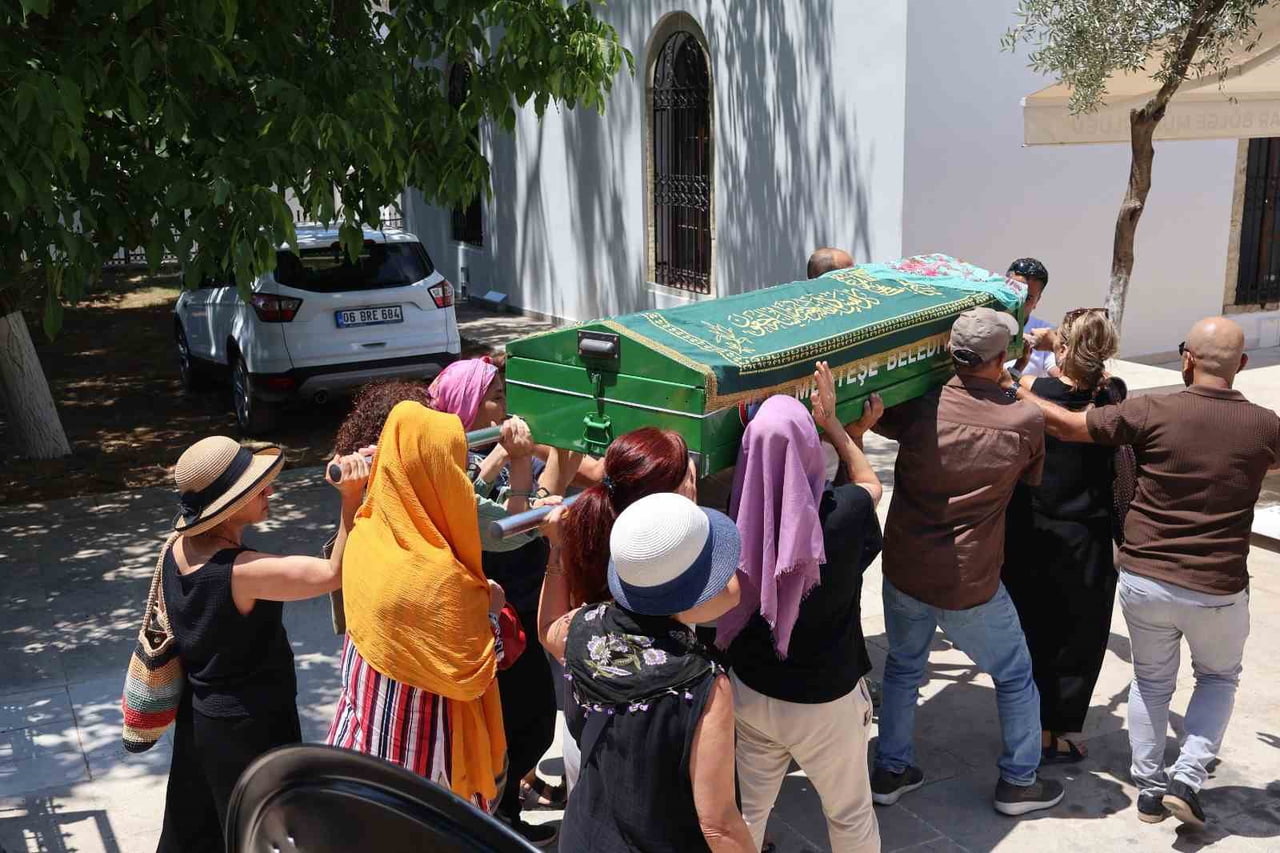 IŞIKTEKİN'İN TABUTUNU KADINLAR OMUZLADI.