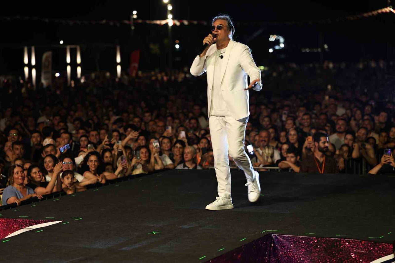 İSKENDERUN BELEDİYESİ'NCE ATATÜRK ANIT ALANI'NDA ORGANİZE EDİLEN FESTİVALDE ŞARKICI ÇELİK SAHNE...