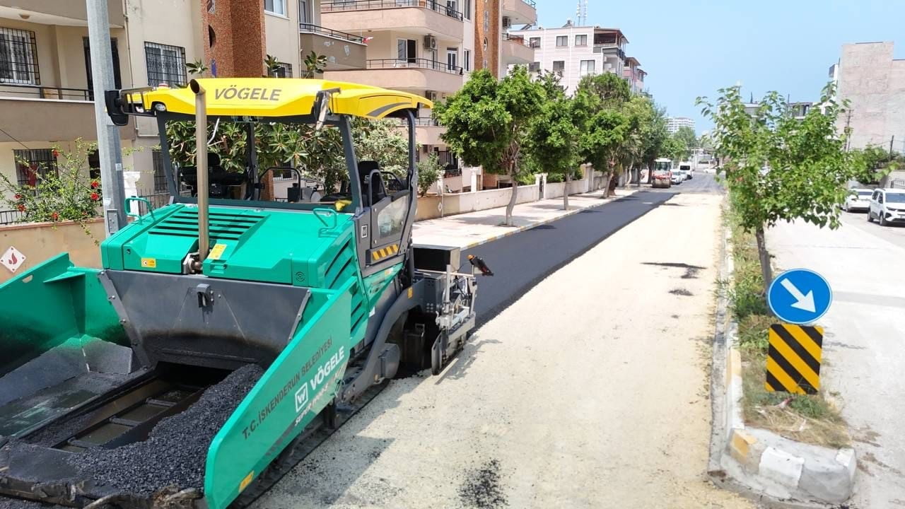 İSKENDERUN’DA BİR HAFTADA 4 BİN 768 TON SICAK ASFALT SERİLEREK YAKLAŞIK 2 KİLOMETRELİK YOL...