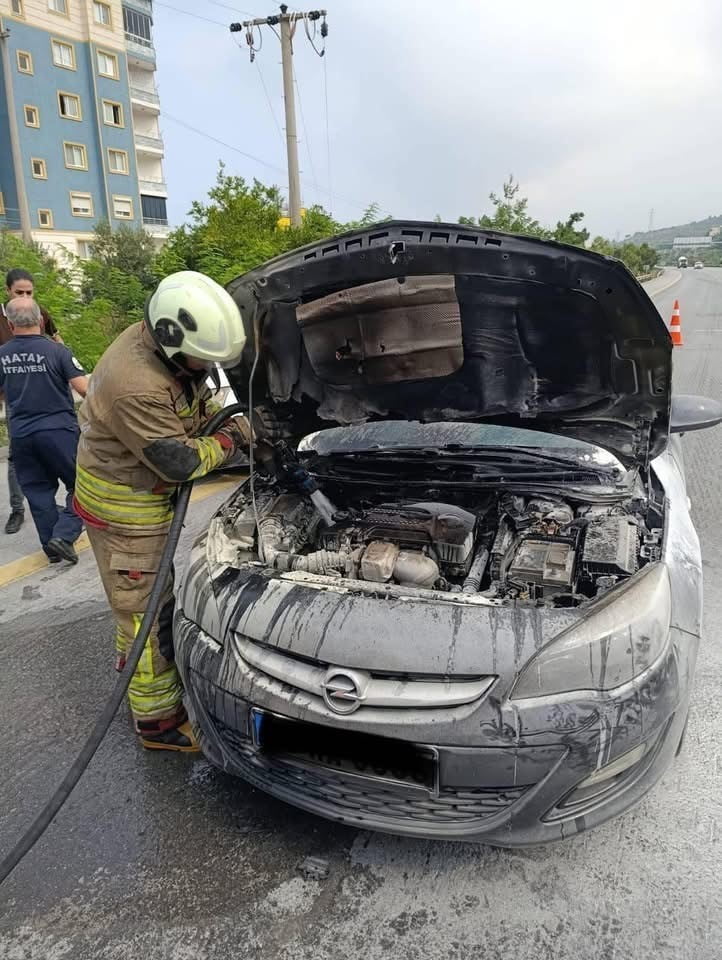 İSKENDERUN İLÇESİNDE ÇIKAN ARAÇ YANGINI, EKİPLERİN HIZLI MÜDAHALESİYLE BÜYÜMEDEN...