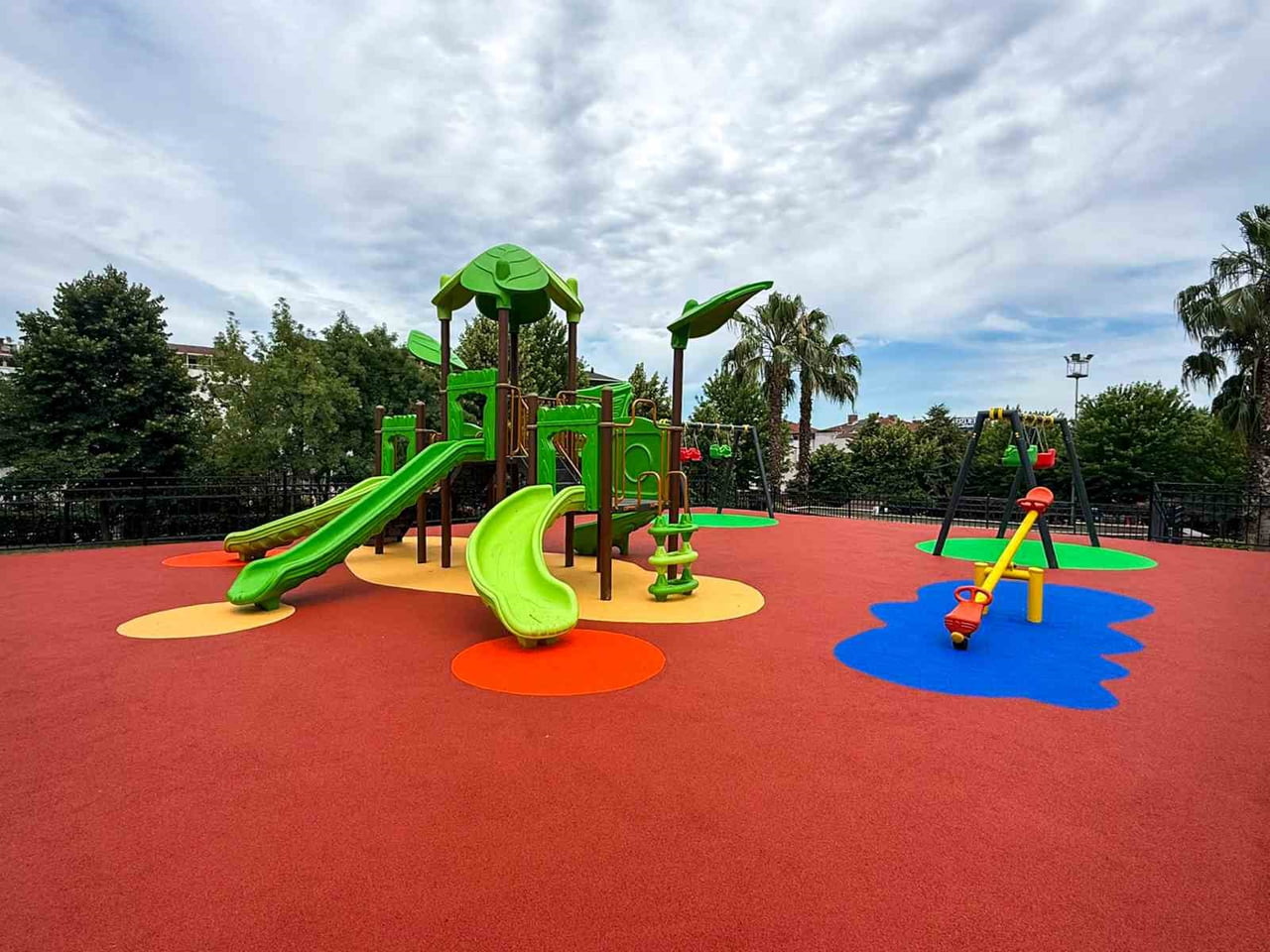 İSKİ PARKI İÇERİSİNDE YAPILAN DÜZENLEMEYLE MAHALLEYE MODERN BİR ÇOCUK PARKI VE SOSYAL YAŞAM ALANI...