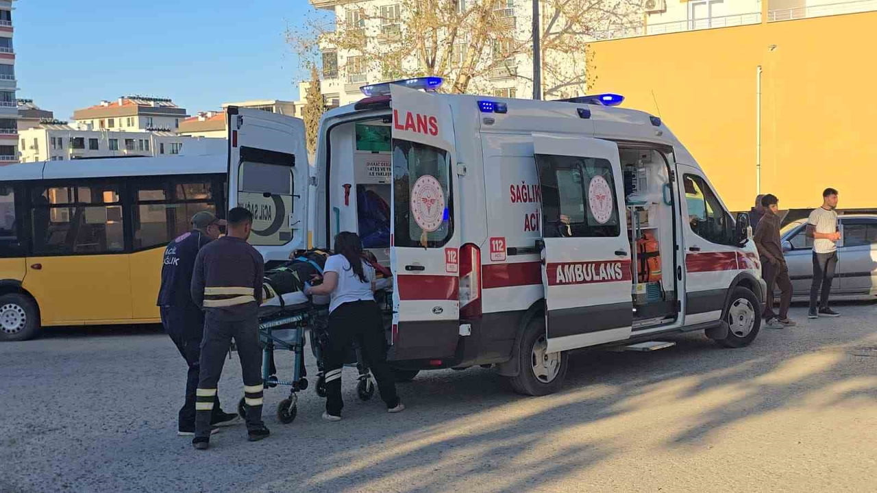 İSLAHİYE İLÇESİNDE HAFİF TİCARİ ARAÇ İLE ÇARPIŞAN MOTOSİKLETLİ YARALANDI.