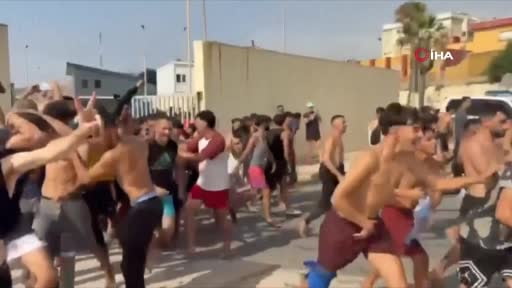 İspanya'nın Kuzey Afrika'daki toprağı Sebte kentine Fas sınırından yüzlerce düzensiz göçmen geçiş...