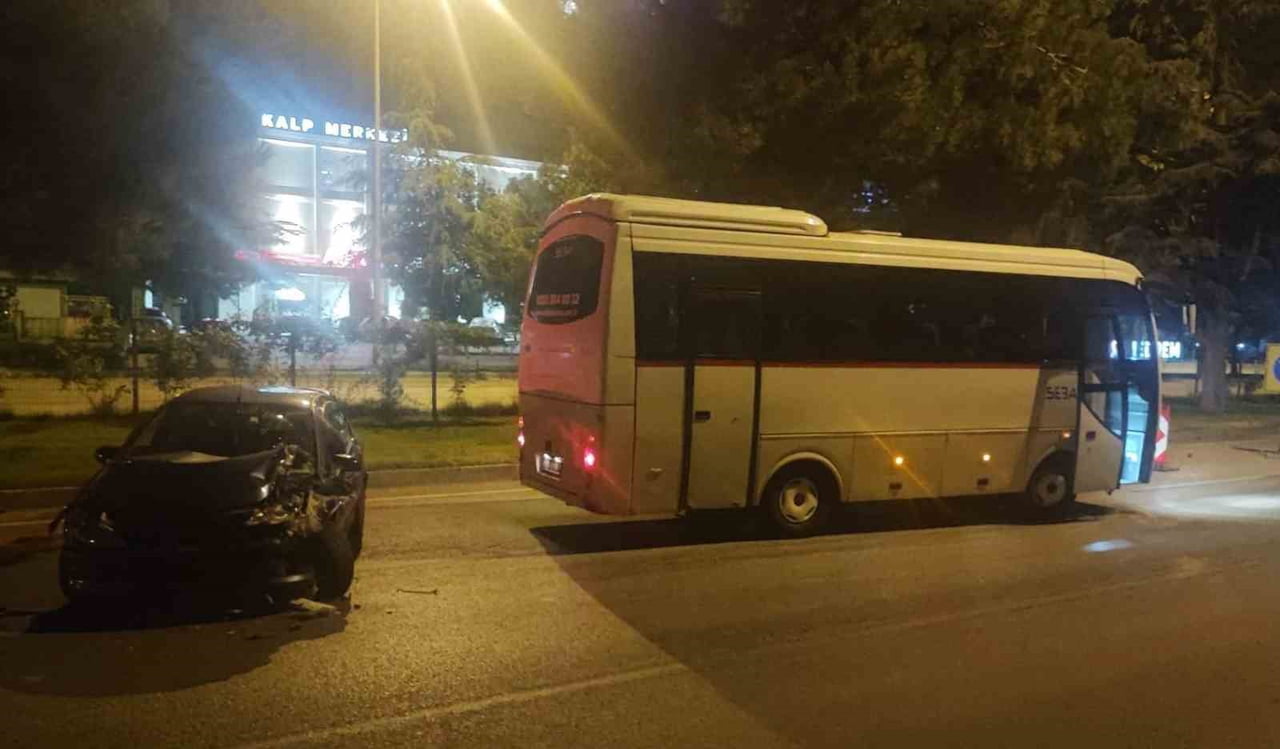 ISPARTA'DA ALKOLLÜ SÜRÜCÜNÜN KULLANDIĞI OTOMOBİLİN SERVİS MİNİBÜSÜNE ÇARPTIĞI KAZADA 1 KİŞİ...
