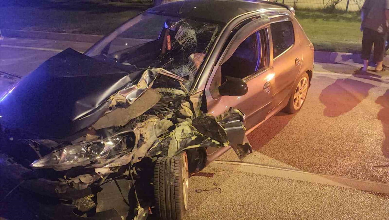 ISPARTA'DA ALKOLLÜ SÜRÜCÜNÜN KULLANDIĞI OTOMOBİLİN SERVİS MİNİBÜSÜNE ÇARPTIĞI KAZADA 1 KİŞİ...