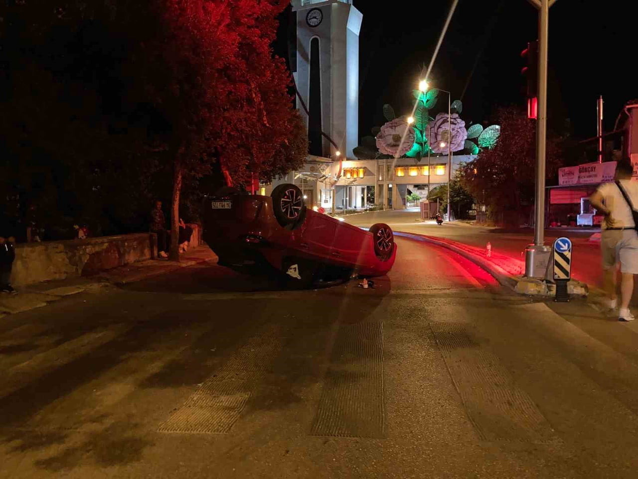 ISPARTA'DA KONTROLDEN ÇIKAN OTOMOBİLİN REFÜJE ÇARPARAK TAKLA ATTIĞI KAZADA SÜRÜCÜ HAFİF...