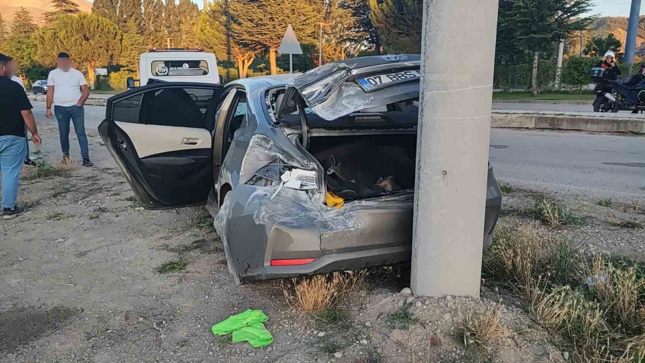 ISPARTA'DA MEYDANA GELEN KAZADA TAKLA ATAN OTOMOBİLDEKİ 2 KİŞİ YARALANDI