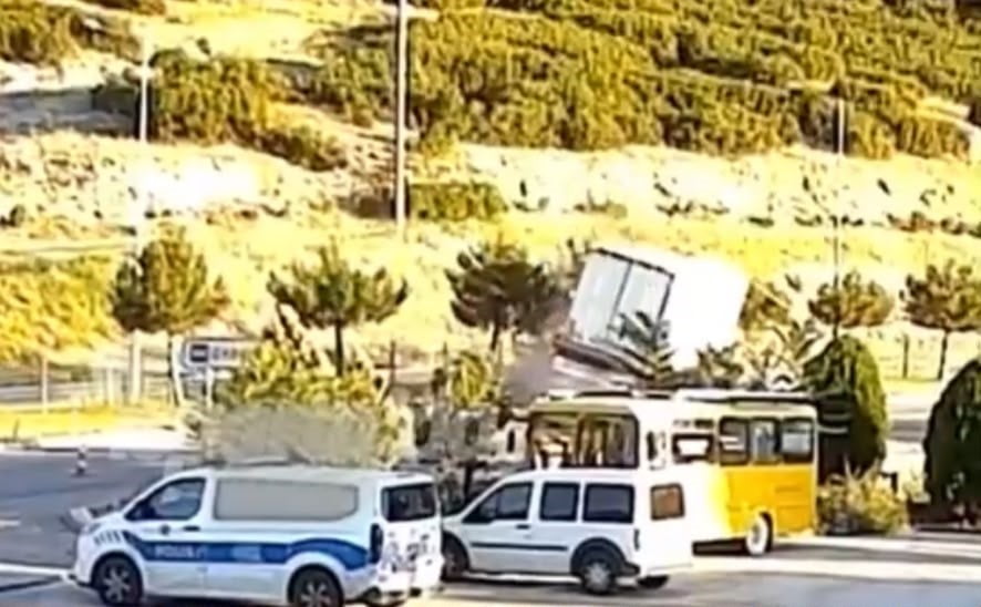 ISPARTA'NIN KEÇİBORLU İLÇESİNDE TIR SÜRÜCÜSÜNÜN DİREKSİYON HAKİMİYETİNİ KAYBETMESİ SONUCU...