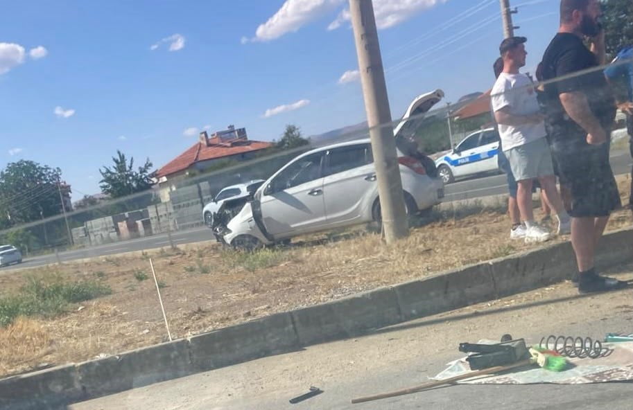 ISPARTA'NIN ŞARKİKARAAĞAÇ İLÇESİ ÇEVRE YOLUNDA İKİ OTOMOBİLİN ÇARPIŞMASI SONUCU MEYDANA GELEN...