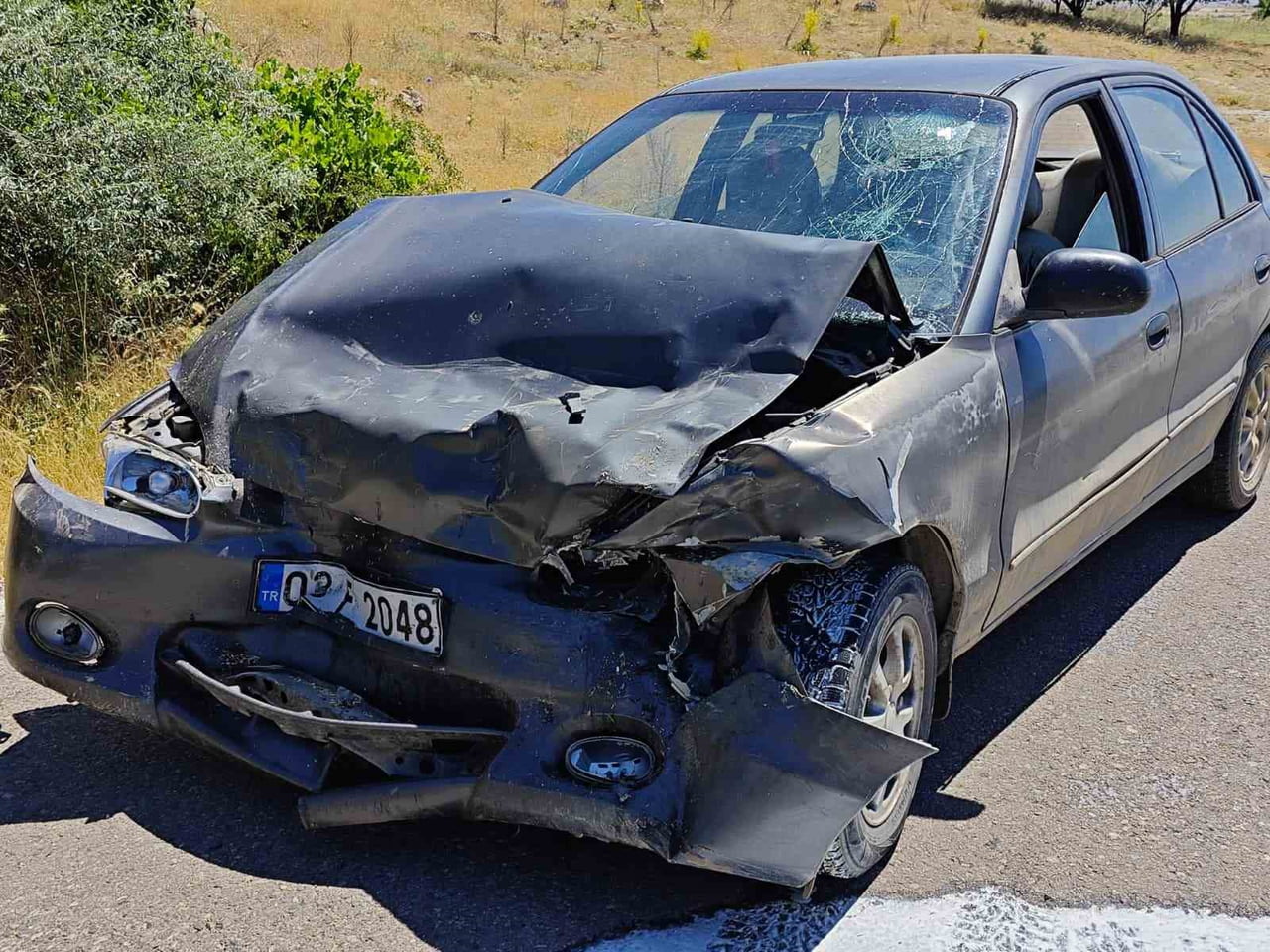 ISPARTA'NIN YALVAÇ İLÇESİNDE İKİ ARACIN KAFA KAFAYA ÇARPIŞTIĞI KAZADA 1 KİŞİ YARALANDI