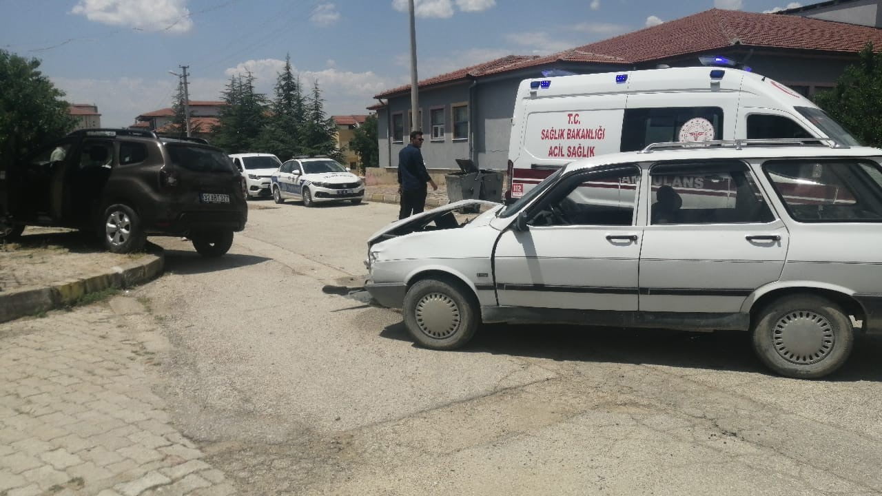 ISPARTA'NIN YALVAÇ İLÇESİNDE İKİ OTOMOBİLİN ÇARPIŞMASI SONUCU MEYDANA GELEN TRAFİK KAZASINDA 2...