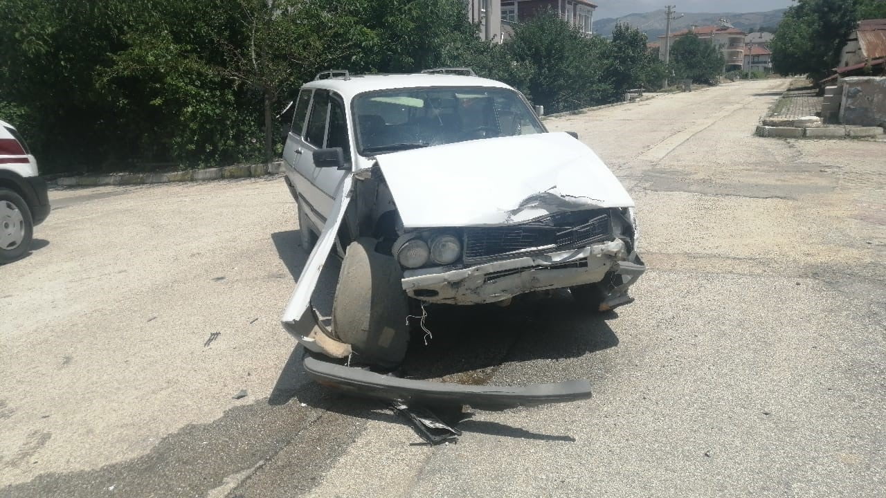 ISPARTA'NIN YALVAÇ İLÇESİNDE İKİ OTOMOBİLİN ÇARPIŞMASI SONUCU MEYDANA GELEN TRAFİK KAZASINDA 2...