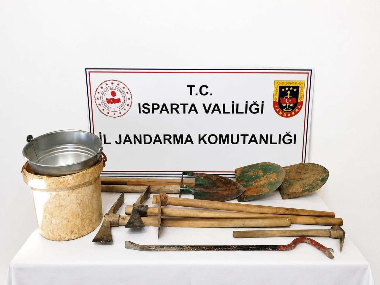 ISPARTA'NIN YALVAÇ İLÇESİNDE JANDARMA TARAFINDAN YAPILAN OPERASYONDA İKAMETİN ODA BÖLÜMLERİ İLE...