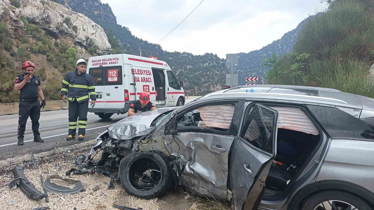 ISPARTA-ANTALYA KARA YOLU BURDUR'UN AĞLASUN İLÇESİNDE OTOMOBİL İLE PİKABIN ÇARPIŞMASI SONUCU...