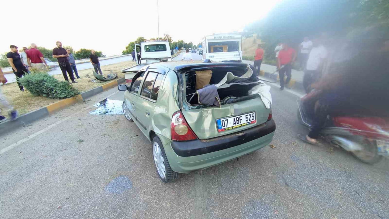 ISPARTA’NIN EĞİRDİR İLÇESİNDE KAMYONETLE ÇARPIŞAN OTOMOBİL, REFÜJÜ AŞARAK KARŞI ŞERİDE...
