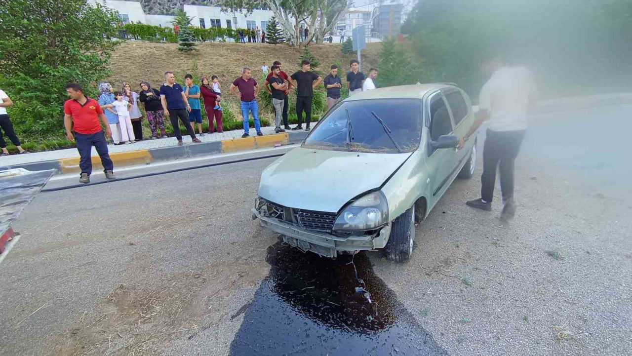 ISPARTA’NIN EĞİRDİR İLÇESİNDE KAMYONETLE ÇARPIŞAN OTOMOBİL, REFÜJÜ AŞARAK KARŞI ŞERİDE...