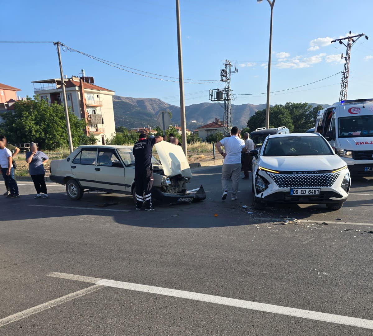 ISPARTA’NIN ŞARKİKARAAĞAÇ İLÇESİNDE İKİ OTOMOBİLİN ÇARPIŞMASI SONUCU MEYDANA GELEN TRAFİK...