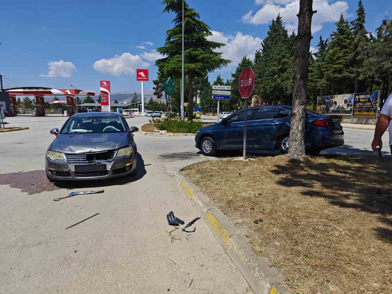 ISPARTA’NIN YALVAÇ İLÇESİNDE MEYDANA GELEN TRAFİK KAZASINDA  ÇARPMANIN ETKİSİYLE SAVRULAN ARAÇ...