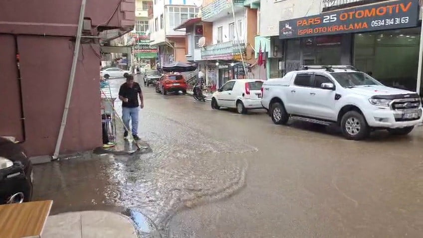 İSPİR İLÇESİNDE ETKİLİ OLAN SAĞANAK YAĞIŞ VE FIRTINA HAYATI FELÇ EDERKEN, ÇOK SAYIDA İŞ YERİNİ SU...