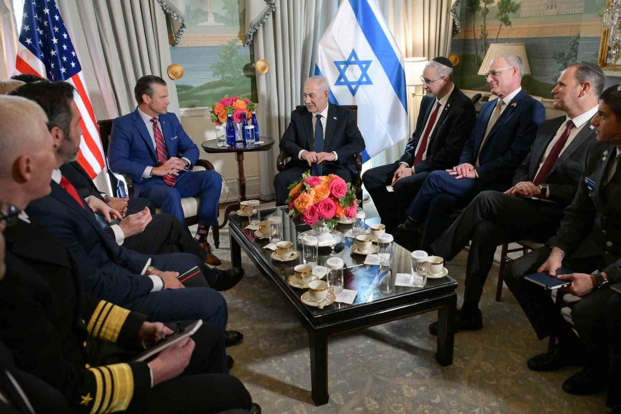 İSRAİL BAŞBAKANI BİNYAMİN NETANYAHU, ABD SAVUNMA BAKANI PETE HEGSETH İLE BİR ARAYA GELDİ.