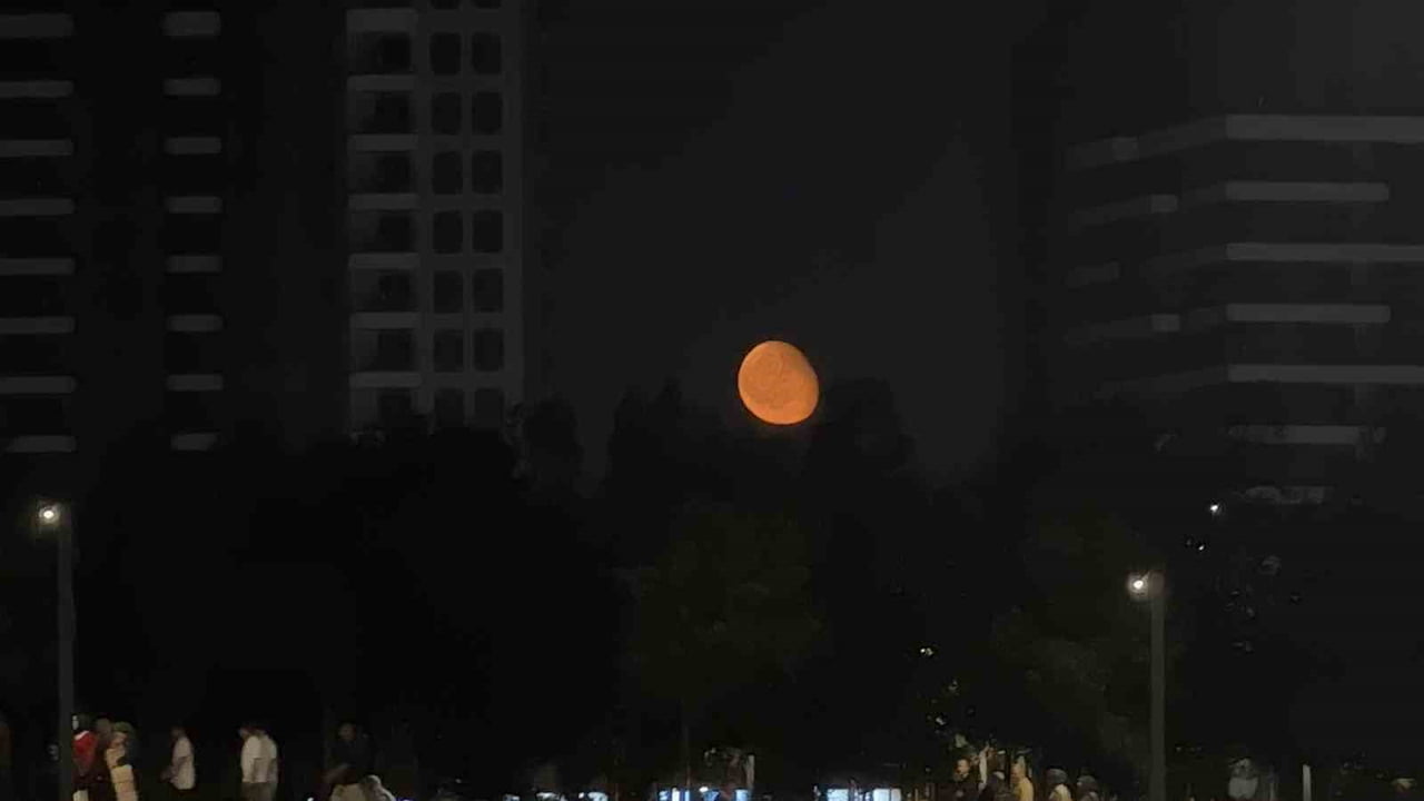 İSTANBUL'DA AKŞAM SAATLERİNDE GÖKYÜZÜNDE KIZIL TONLARDA GÖRÜLEN AY, BAŞAKŞEHİR MİLLET BAHÇESİ'NDE...