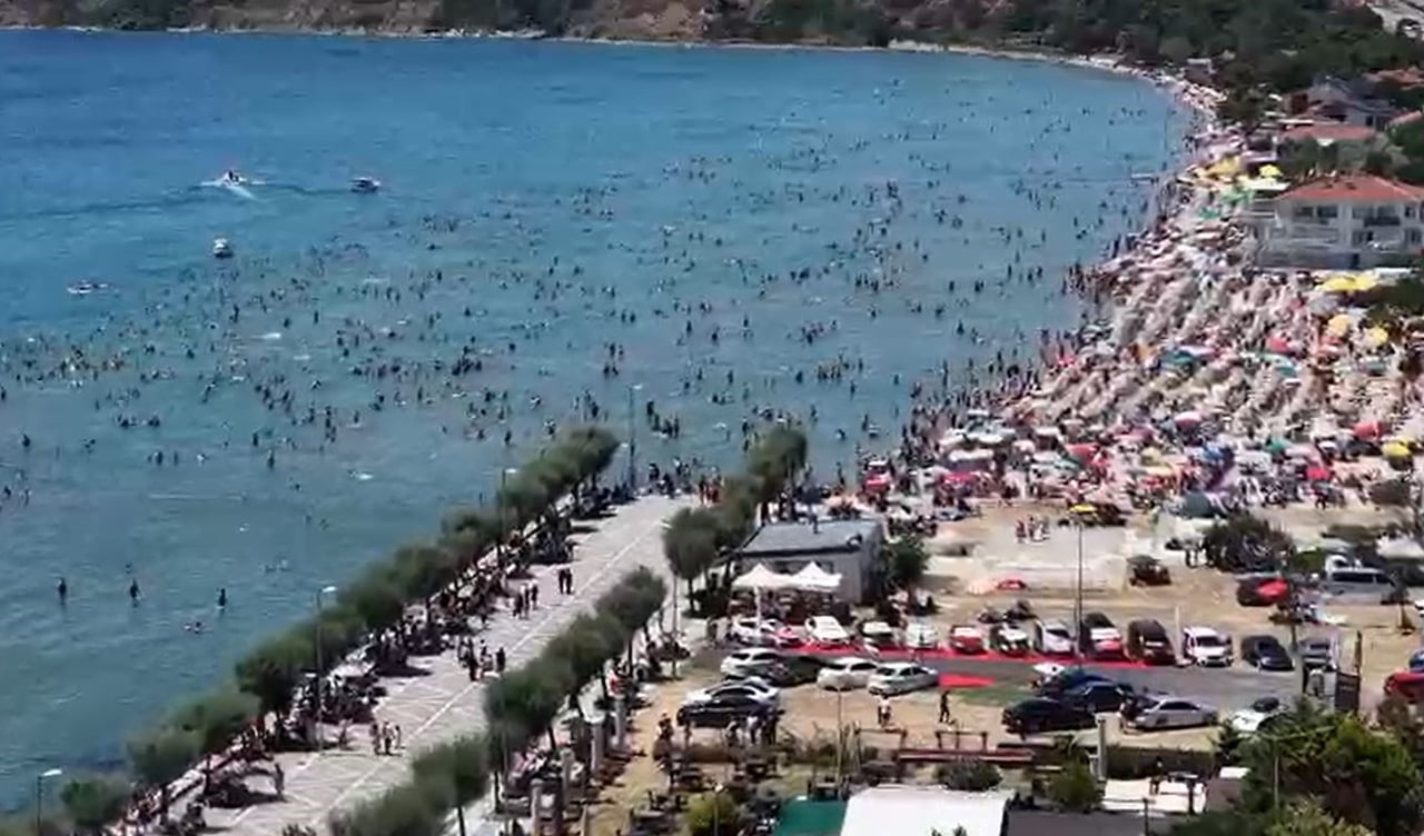 İSTANBUL'DA AŞIRI SICAKLARDAN BUNALAN VATANDAŞLAR, SİLİVRİ KUMLUK PLAJI'NA AKIN ETTİ. DENİZE GİREN...