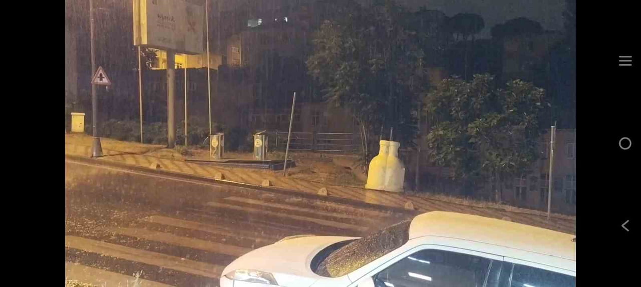 İSTANBUL'DA BEKLENEN YAĞIŞ BAŞLADI