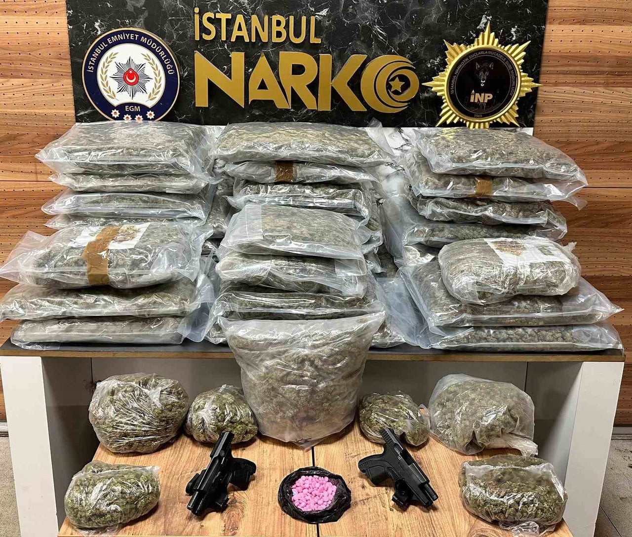 İSTANBUL'DA DÜZENLENEN BİR DİZİ OPERASYONDA, UYUŞTURUCU TİCARETİ YAPTIKLARI İDDİA EDİLEN 1'İ ÇOCUK...