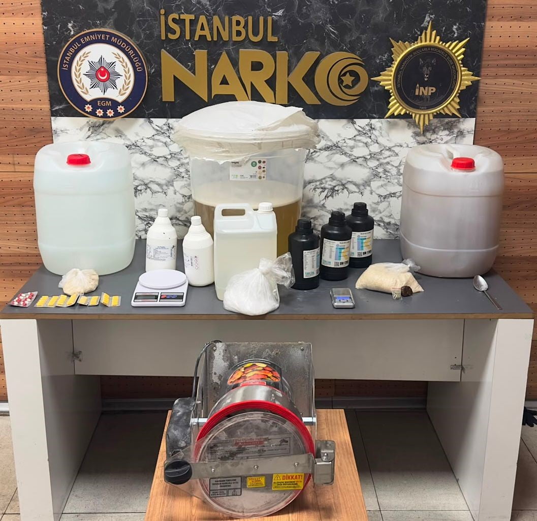 İSTANBUL'DA DÜZENLENEN BİR DİZİ OPERASYONDA, UYUŞTURUCU TİCARETİ YAPTIKLARI İDDİA EDİLEN 1'İ ÇOCUK...