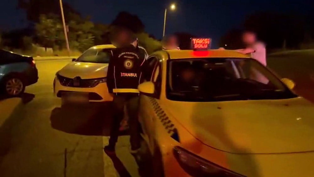 İSTANBUL'DA DÜZENSİZ GÖÇMENLERE YÖNELİK POLİS EKİPLERİNCE DÜZENLENEN OPERASYONDA, 2 TAKSİDE VE ŞOK...