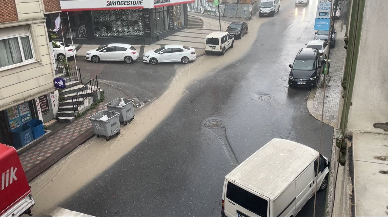İSTANBUL'DA ETKİLİ OLAN SAĞANAK, KENT GENELİNDE YAŞAMI OLUMSUZ ETKİLEDİ