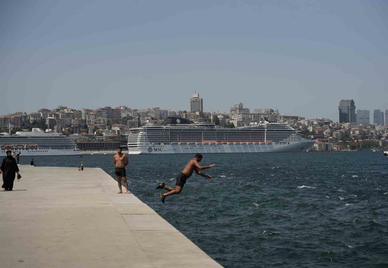 İSTANBUL'DA ETKİLİ OLAN SICAK HAVA VATANDAŞLARI BUNALTTI.