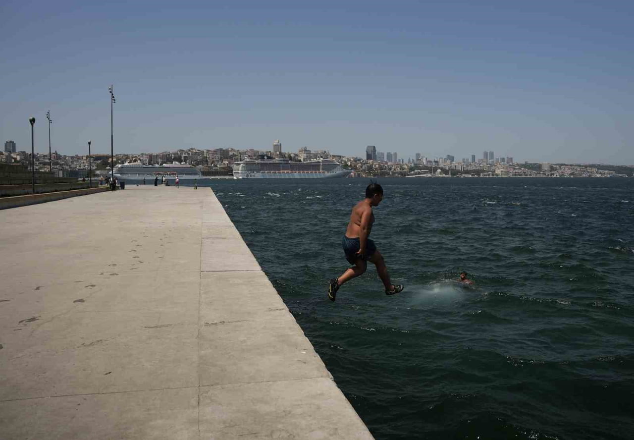 İSTANBUL'DA ETKİLİ OLAN SICAK HAVA VATANDAŞLARI BUNALTTI.