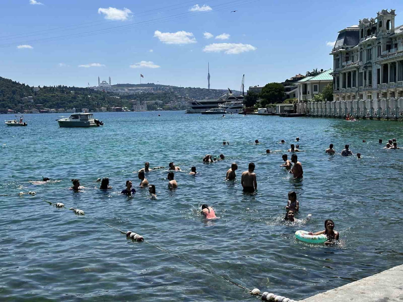 İSTANBUL'DA ETKİSİNİ ARTIRAN KAVURUCU SICAKLAR HAYATI OLUMSUZ ETKİLERKEN, TERMOMETRELERİN 30...