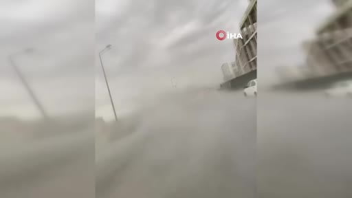 İstanbul'da fırtına etkili oldu, ağaçlar devrildi