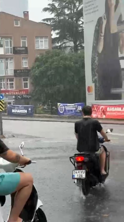 İSTANBUL'DA SABAH SAATLERİNDE BAŞLAYAN SAĞANAK YAĞIŞ HAYATI OLUMSUZ ETKİLEDİ