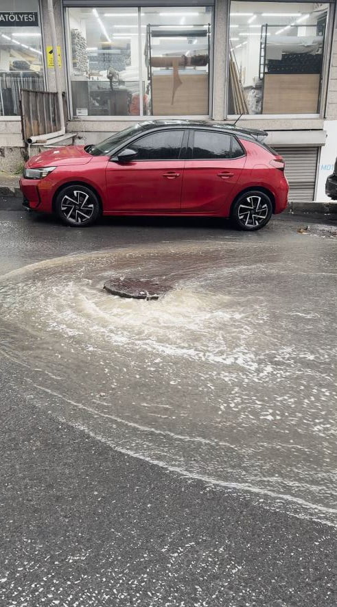 İSTANBUL'DA SABAH SAATLERİNDE BAŞLAYAN VE ÖĞLE SAATLERİNDE ETKİSİNİ ARTIRAN SAĞANAK, KENT...