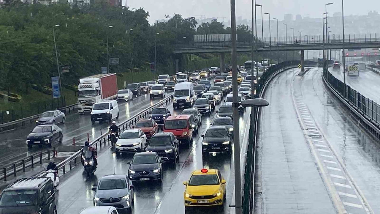 İSTANBUL'DA SABAHIN ERKEN SAATLERİNDE ETKİLİ OLAN SAĞANAK YAĞIŞ NEDENİYLE BAZI NOKTALARDA UZUN...