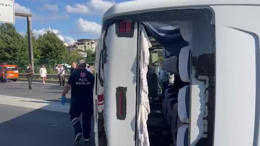 İstanbul'da servis minibüsü devrildi