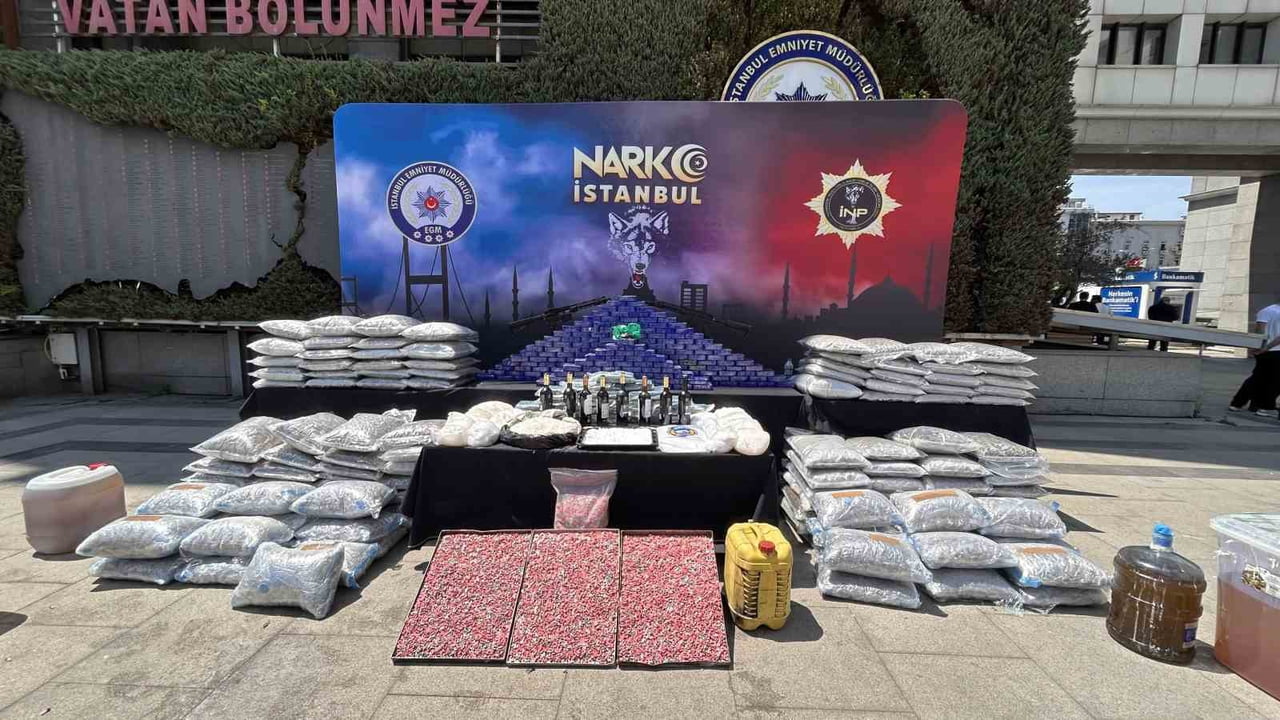 İSTANBUL'DA SON İKİ HAFTADA DÜZENLENEN OPERASYONLARDA ELE GEÇİRİLEN 1 TON UYUŞTURUCU MADDE...